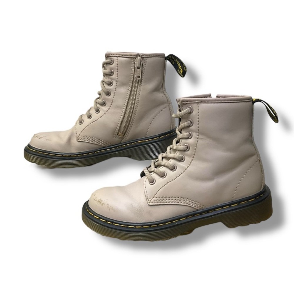 โก Dr. Martens 1460 Kidsโ Boots ๐ข Beige Leather w/ Side Zips